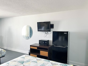 Standard Room, 1 King Bed, Smoking, Refrigerator & Microwave