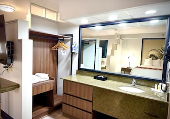Suite, 1 King Bed, Non Smoking (with Sofabed)