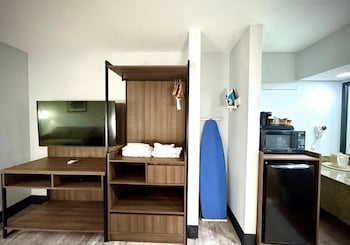 Standard Room, 1 King Bed, Non Smoking (with Single Sofabed)