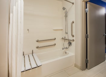 Standard Room, 1 King Bed, Mobility Accessible (Accessible Tub)