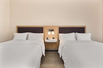 Room, 2 Queen Beds, Refrigerator & Microwave (Bathtub)