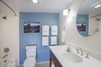 Deluxe Double Room, 1 King Bed (Hotel) (No Pets)