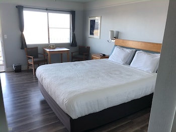 Basic Room, 1 Queen Bed, Non Smoking, Refrigerator & Microwave