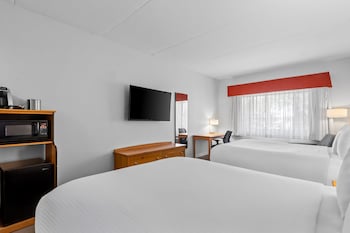 Room, 2 Queen Beds, Accessible (Roll in Shower)