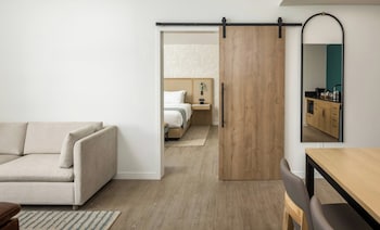 Suite, 1 King Bed, Golf View (w/Fireplace)