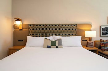 Deluxe Room, 1 King Bed, Patio