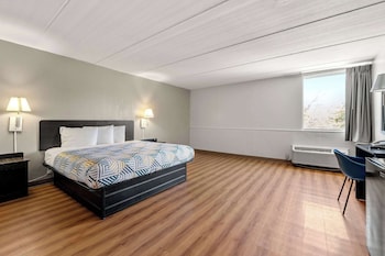 Deluxe Room, 2 Queen Beds, Non Smoking, Refrigerator & Microwave