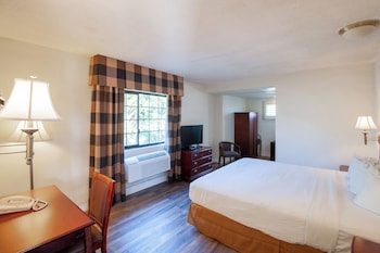Deluxe Room, 1 King Bed, Microwave