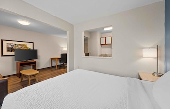 Deluxe Studio, 1 Queen Bed with Sofa bed, Non Smoking