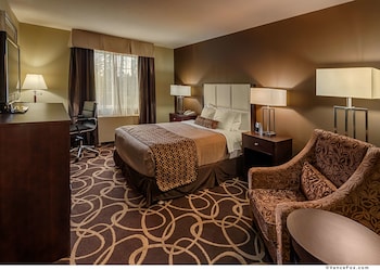 Standard Room, 1 Queen Bed, Non Smoking, Refrigerator & Microwave