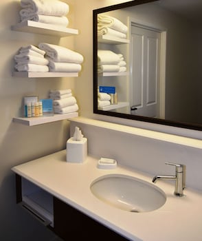 Room, 1 King Bed, Refrigerator & Microwave