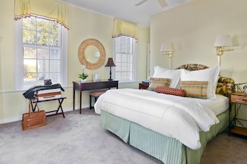 Room 9, Queen Room