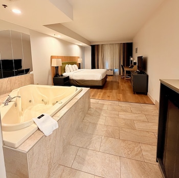Jacuzzi w/ hot tub