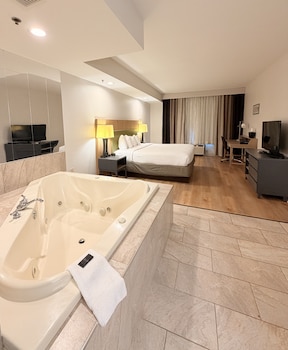 Jacuzzi w/ hot tub