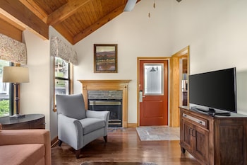 1 BEDROOM 1 QUEEN TOWNHOUSE WITH SOFABED