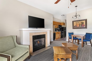 2 BEDROOM 1 KING 1 QUEEN SUITE