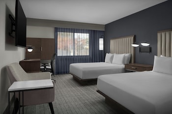 Room, 2 Queen Beds, Bathtub (Mobility/Hearing Accessible, Tub)