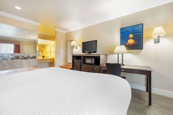 Standard Room, 1 King Bed, Non Smoking, Jetted Tub
