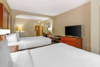 Suite, 2 Queen Beds, Non Smoking