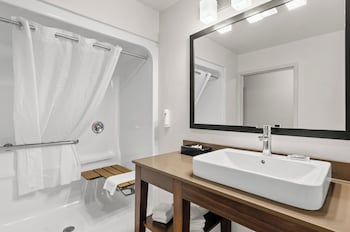 Room, 2 Queen Beds, Accessible, Non Smoking (Roll-in Shower)