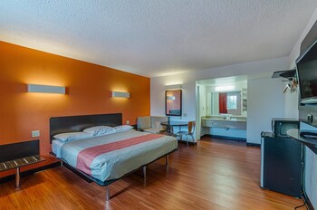 Standard Room, 1 King Bed, Accessible, Non Smoking