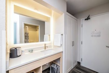 Standard Room, 1 King Bed, Accessible, Jetted Tub