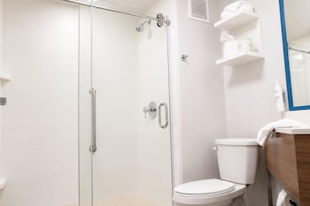 Room, 2 Queen Beds, Microwave (Shower Only)