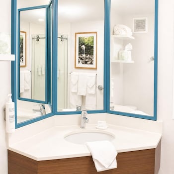 Room, 2 Queen Beds, Microwave (Shower Only)