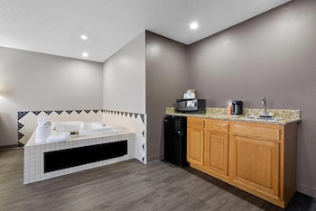 Suite, 1 King Bed, Non Smoking, Hot Tub