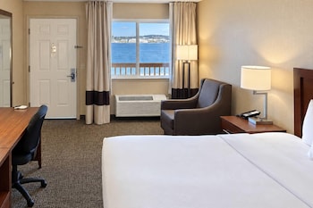 1 King Bed, Bay View
