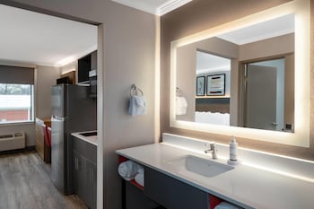 Room, 1 King Bed, Non Smoking, Kitchenette