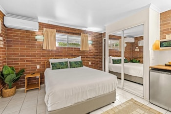 Standard Room, Non Smoking (2 Queen Beds, 2 Single Beds)