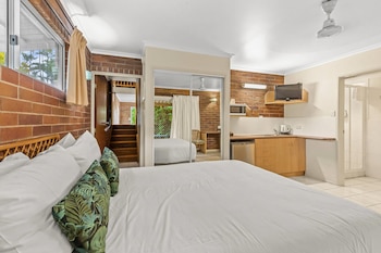 Standard Room, Non Smoking (2 Queen Beds, 2 Single Beds)