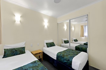 Standard Room, Non Smoking (2 Queen Beds, 2 Single Beds)