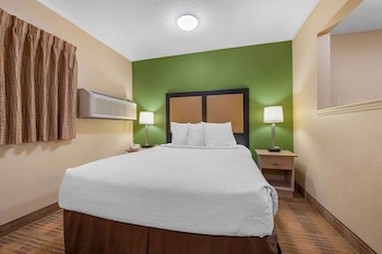 Standard Room, 1 Queen Bed, Refrigerator & Microwave