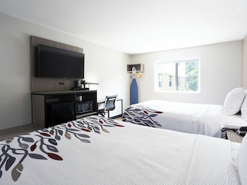 Deluxe Room, 2 Double Beds, Accessible (Smoke Free)