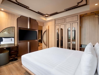 Privilege, Suite, 1 King Bed with Sofa bed