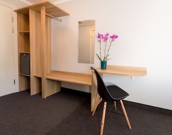 Room, 1 Queen Bed (Moderate)