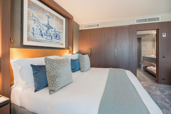 Suite, 1 Queen Bed (Two Storey)