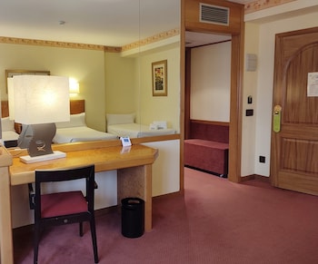Family Room, Connecting Rooms (2 Adults + 2 Children)