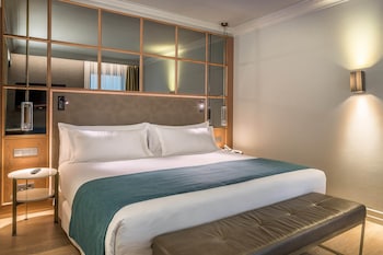 Grand Deluxe Family Room
