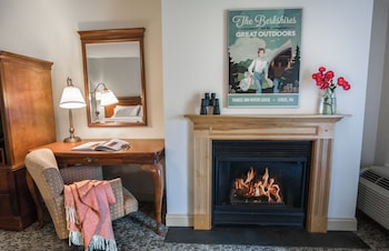 Deluxe Single Room, 1 King Bed, Fireplace