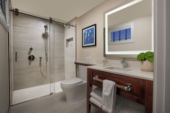 Deluxe Room, 2 Queen Beds, Pool View