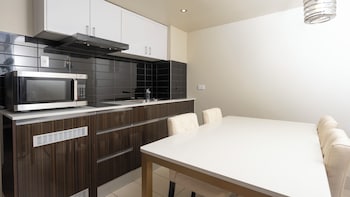 Family Spa Suite, 1 Queen and 2 Singles