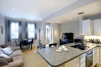 Standard Apartment, 1 Queen Bed, Kitchen, Courtyard View