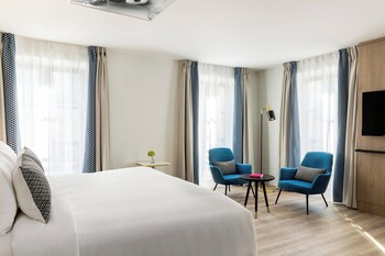 Suite, 1 King Bed, Corner