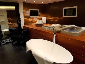 Drop Dead Gorgeous Splash Suite