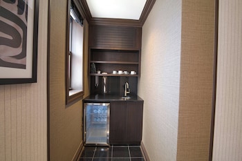 Suite, 1 King Bed with Sofa bed (Iroquois)