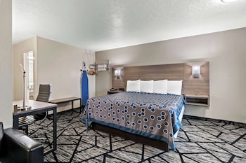 Standard Room, 1 King Bed, Accessible, Refrigerator & Microwave