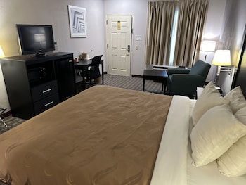 Room, 1 King Bed, Accessible, Smoking